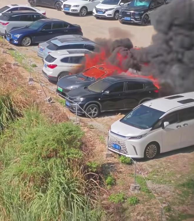 福建霞浦一辆阿维塔轿车着火后殃及七辆车官方客服回应(图1)