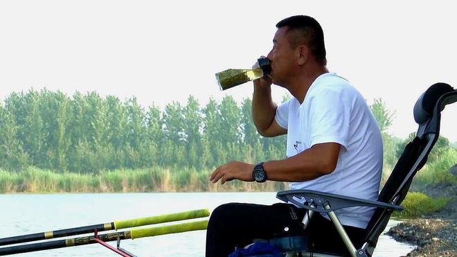 深秋钓鱼神器推荐！提高钓鱼效率的必备装备有哪些？(图4)