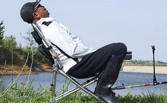 深秋钓鱼神器推荐！提高钓鱼效率的必备装备有哪些？(图3)