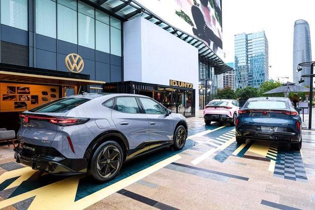 “与众淘金季”登陆成都！15英寸智能座舱+双十一万元权益潮趣秋游打卡双子塔(图4)