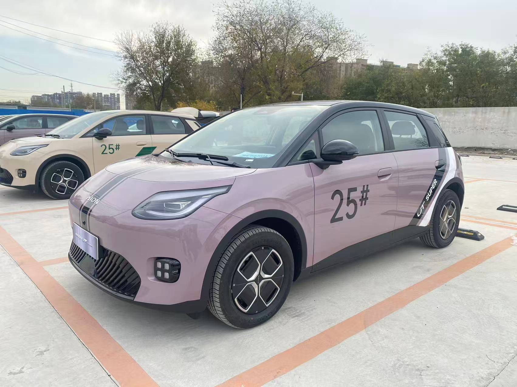 国民好车499万起！埃安UTsuper试驾：99秒换电惊艳全场(图1)