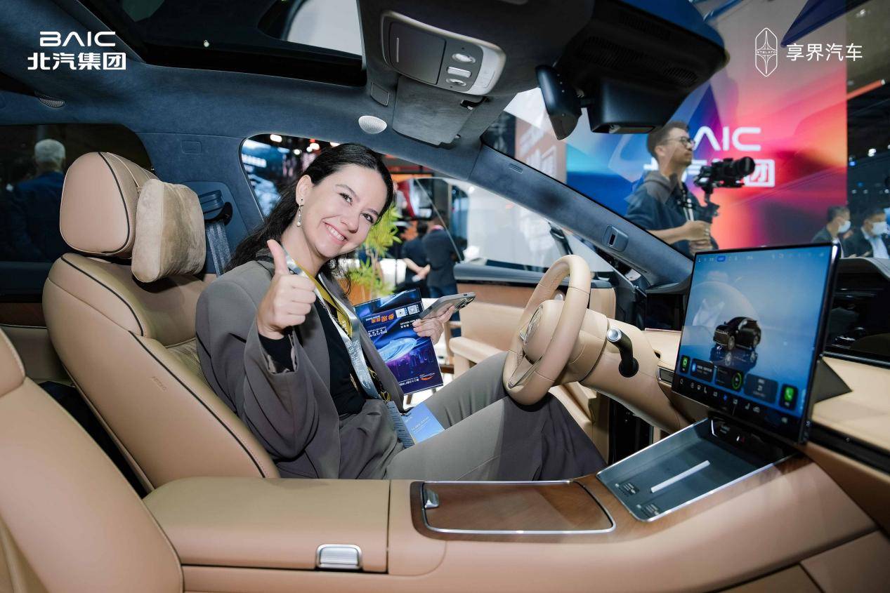 享界双旗舰智能与豪华的双重进化(图2)