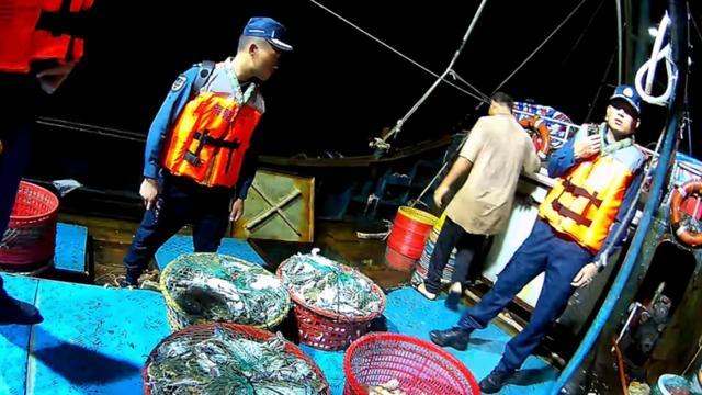 钓具竟能捕螃蟹？13筐螃蟹中挖出非法获利600余万元犯罪团伙(图2)