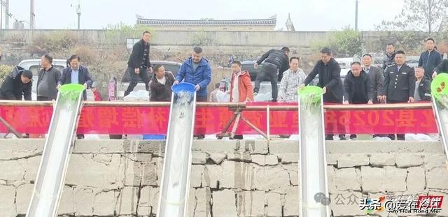 新化放流23万尾鱼苗销毁电鱼设备、涉渔“三无”船舶非法捕捞渔具(图1)