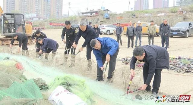 新化放流23万尾鱼苗销毁电鱼设备、涉渔“三无”船舶非法捕捞渔具(图2)