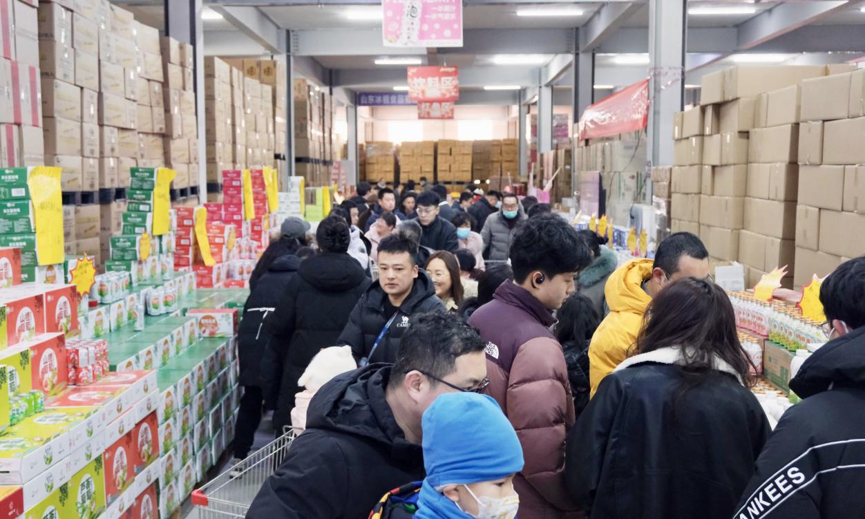 新春走基层从年货市场的新意与活力看威海消费市场的“精致”跃迁(图4)